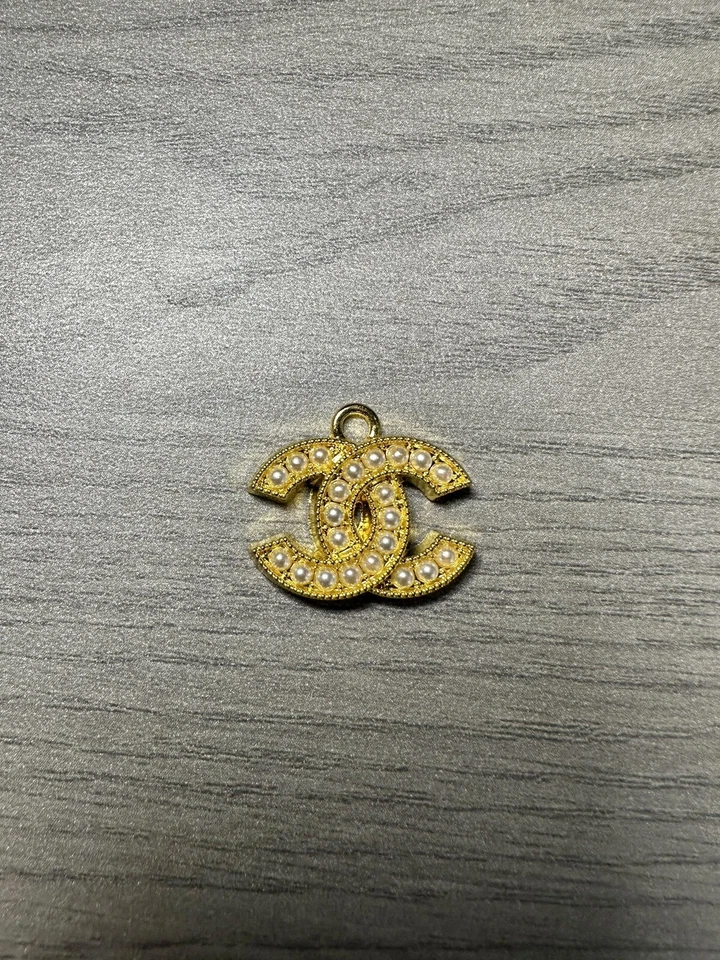 chanel vintage button gold and pearl charm - Image 1 of 4