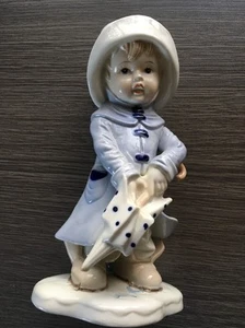 Estatuilla de niño pequeño de porcelana vintage de Corea con equipo de lluvia - Imagen 1 de 7
