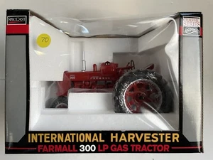 Speccast IH International Harvester Farmall 300 LP Gas Tractor 1/16 - Picture 1 of 4