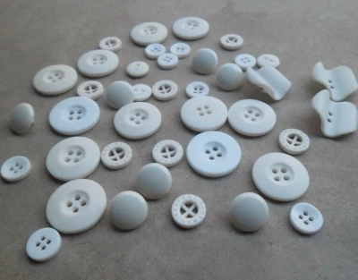 Lot de 40 boutons couleur blanc et crème, entre 12 mm et 23 mm - Photo 1/3