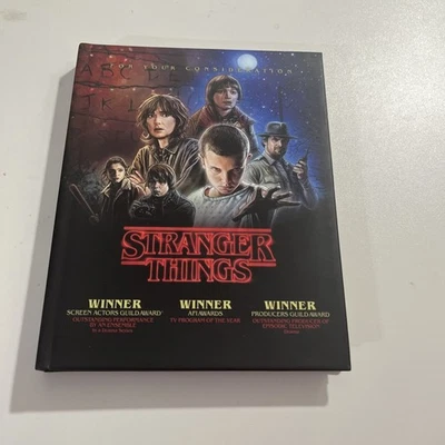 НЕЗНАКОМЫЕ ВЕЩИ (НА ВАШЕ РАССМОТРЕНИЕ NETFLIX сезон один) 4-DVD диск комплект - Изображение 1 из 4