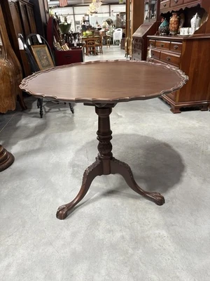 Antigua mesa inclinable corteza de pastel ¿cerezo/caoba?  Bola y garra de latón / clavado Foto 1 de 4