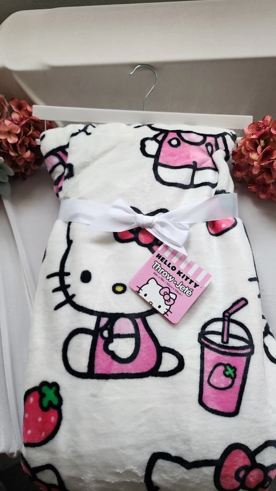 Клубничное одеяло Hello Kitty  - Изображение 1 из 1