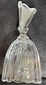 Campana de cristal de plomo Artmark con forma de arpa mango lira floral en relieve frontal - Imagen 1 de 7
