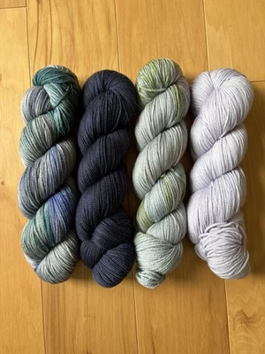 Woolberry Fiber Co Mystery Pack - Bases mistas (4 novelos) DESTASH - Imagem 1 de 4