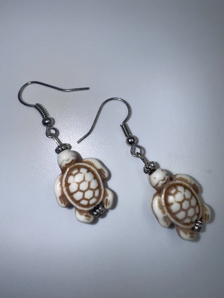 Pendientes colgantes/gancho de pescado hechos a mano sin níquel con dije de tortugas marinas Foto 1 de 1