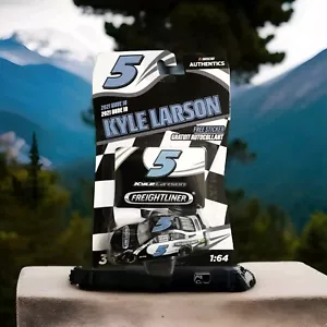 NASCAR AUTHENTICS.. KYLE LARSON.. 2021 WAVE 10.. FREIGHTLINER CAR.. SCALA 1:64 - Foto 1 di 3