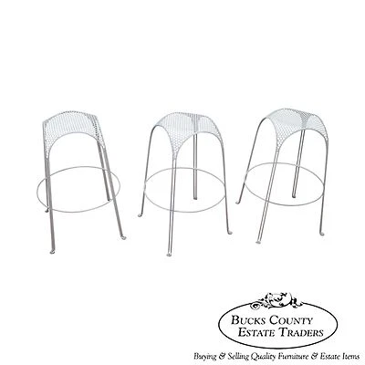 Juego moderno de 3 taburetes de bar de metal pintado de mediados de siglo Foto 1 de 4