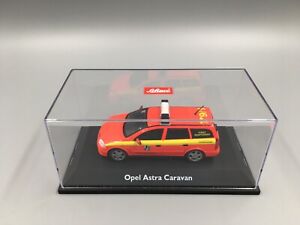 Modellautos 1:43 Schuco Opel Astra Caravan Feuerwehr First Responder Vitrine