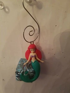 DISNEY THE LITTLE MERMAID ARIEL PRESENT CHRISTMAS ORNAMENT DELUXE SPIRAL HOOK - Picture 1 of 3