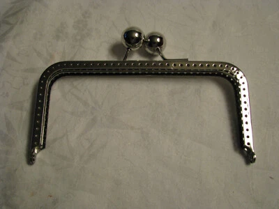 NUEVO libro de bolsillo/cartera con marco de metal plateado asas en forma de "D" con cierre Foto 1 de 4