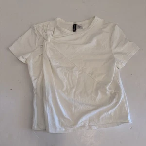 Camiseta blanca anudada manga corta H&M - Imagen 1 de 6