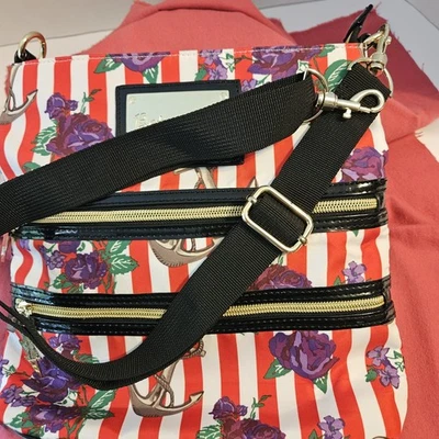 Bandolera Betsey Johnson anclajes rayas y flores moradas Foto 1 de 4