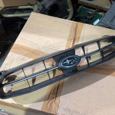 Решетка переднего радиатора подлинная Subaru Impreza 2003-2005 годов выпуска  - Изображение 1 из 4