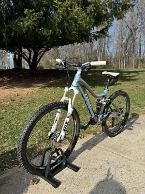 TREK  - Women's (S/M) Lush SL Mountain Bike - Image 1 of 4