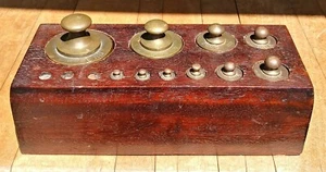 Juego de 10 pesos de boticario de latón vintage en caja de madera - Imagen 1 de 12