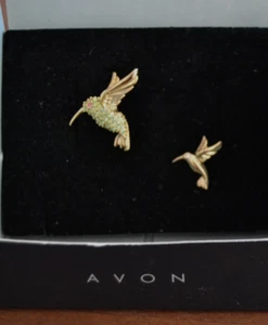 AVON SMITHSONIAN HUMMINGBIRD Birthstone Pins AUGUST Simulated Peridot Vtg 90's - Picture 1 of 9