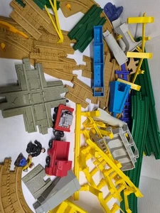 Konvolut Schienen, Züge, Teile für Vintage Mattel 2003 Spurbreite 2,5 Zoll - Bild 1 von 9