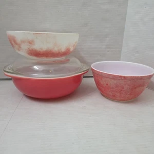 Set 3 piatti vintage Pyrex vetro bianco rosa 1,5 quarti 515B, 402 + 2 qt con coperchio 024 - Foto 1 di 15