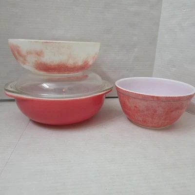 3 Vintage Pyrex Dish Set Pink White Glass 1.5 Quart 515B, 402 + 2qt W Lid 024 - Image 1 of 4