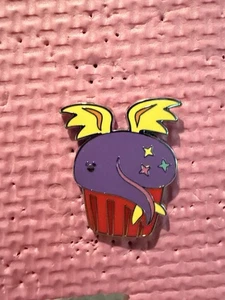 2025 - Cupcake con figure - WAVE B CHASER - Topolino nascosto - Spilla Disney - Foto 1 di 1