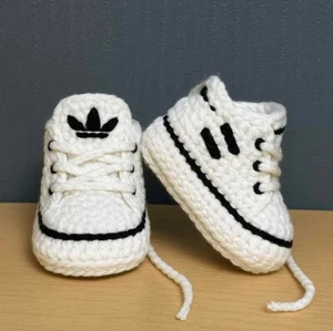 Gehäkelte Amigurumi Baby Schuhe Handarbeit Wolle Booties Sneaker Hausschuhe Turnschuhe - Bild 1 von 1