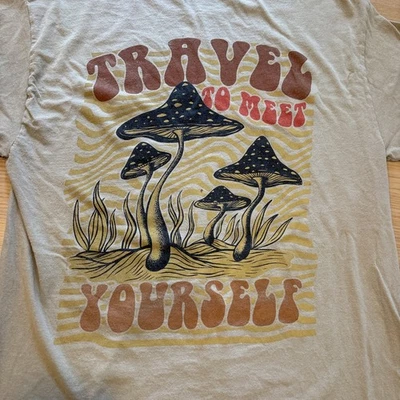 “Travel To Meet Yourself” Psychedelic Mushroom T-Shirt Mens Medium Tan Beige M Foto 1 de 4