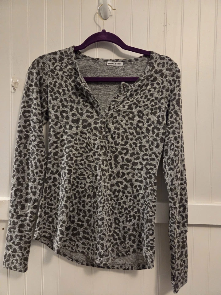 Suéter Pullover Sweet Romeo Para Mujer Gris Estampado Leopardo Talla XS Foto 1 de 4