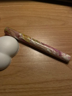 Pluma Estilográfica On a Whim Woodworks - Pluma Estilográfica Remolino Rosa y Amarillo Foto 1 de 3