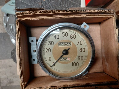 Velocímetro padrão Ford NOS 39 com odômetro 1939 Ford Standard novo em folha - Imagem 1 de 3