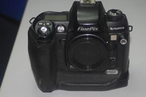 Fuji FinePix S3 Pro Body 12.3 MP Black Nikon Mount mit wenigen Auslösungen - Bild 1 von 8