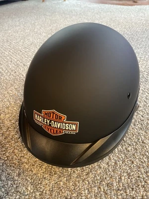 Meio capacete Harley Davidson preto fosco com viseira tamanho médio - Imagem 1 de 4