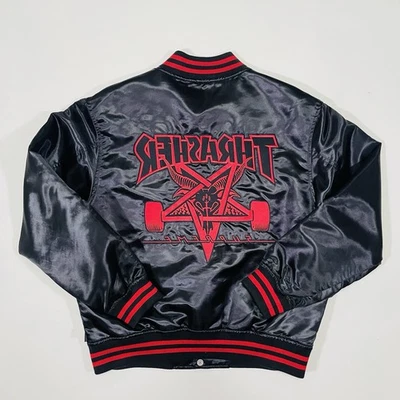 Chaqueta Universitaria Supreme X Thrasher 2021 Collab Satén Negra Roja Talla Mediana Foto 1 de 4