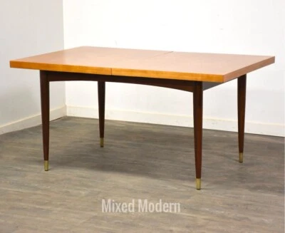 Mesa de comedor de arce y nogal de American of Martinsville Foto 1 de 4