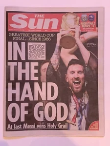 LIONEL MESSI ARGENTINIEN WORLD CUP FOOTBALL FINAL UK SUN ZEITUNG DEZEMBER 2022 - Bild 1 von 4