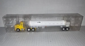 Tonkin Toy, PETERBUILT SEMI TRACTOR, CARGILL GAS TANKER TRAILER (1/87) - Picture 1 of 3