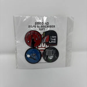 Juego de 4 prendedores de insignia de regalo de suscriptor 2000 dC 2020 (juez Dredd juez muerte) - Imagen 1 de 3