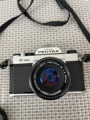 Cámara fotográfica Pentax K1000 35 mm SLR + Lente SMC Pentax-M 50 mm f/2 + Correa (PROBADA) Foto 1 de 4