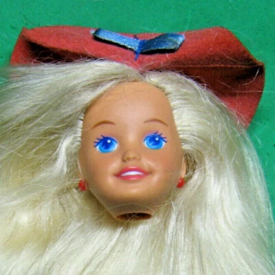  Pendientes rojos sombrero rojo sombrero largo rubio pálido Happy Meal Stacie 1993 solo cabeza para 1993 Foto 1 de 4