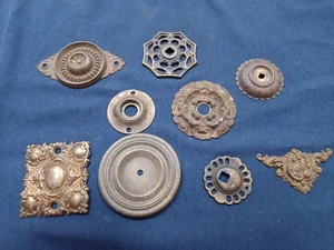 ANTIQUE ASSORTMENT OF SOLID BRASS ROSETTES AND BACK PLATES FURNITURE HARDWARE - Picture 1 of 1