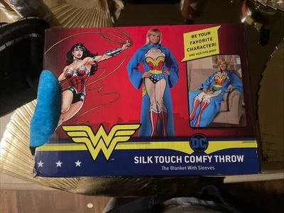 DC Comics Mujer Maravilla Adulto Cómoda Manta con Mangas, 48" x 71" Foto 1 de 4