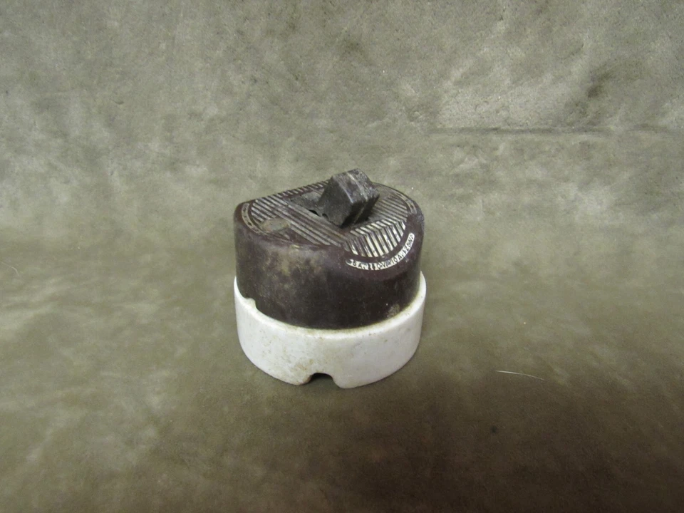 Interruptor de luz de plástico duro de baquelita marrón vintage con base de porcelana marca Leviton Foto 1 de 4