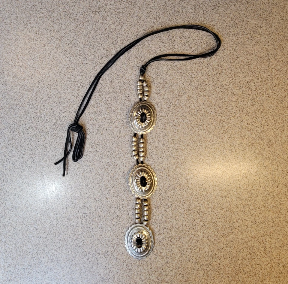 Cinturón envolvente de cuero de gamuza occidental con cordón delgado con 3 colgantes de conchos en tono plateado Foto 1 de 4