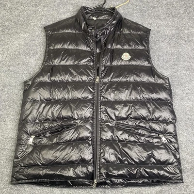 Moncler Chaleco de Plumón Para Hombres Grande Negro Gui Chaleco Puffer Acolchado Cremallera Logo Plumón de Ganso Foto 1 de 4