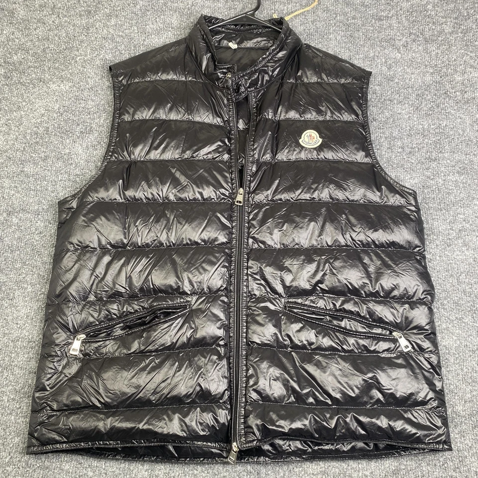 Moncler Chaleco de Plumón Para Hombres Grande Negro Gui Chaleco Puffer Acolchado Cremallera Logo Plumón de Ganso Foto 1 de 4