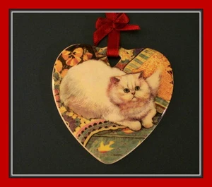 KERAMIK WEISSE KATZE HERZ ORNAMENT MIT BANDAUFHÄNGER - SCHÖNES KÄTZCHEN - Bild 1 von 3