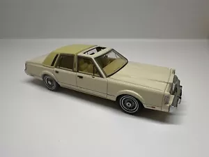 Lincoln Town Car beige 1986 1:43 Neo RAR - Bild 1 von 9