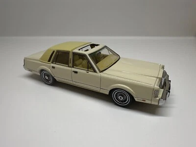 Lincoln Town Car Beige 1986 1:43 Neo RARE - Image 1 of 4