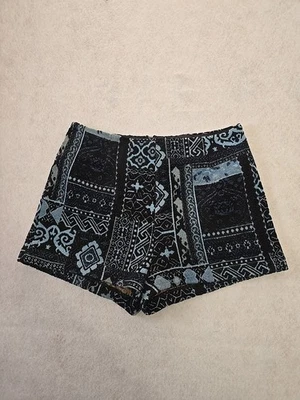 Ecote Urban Outfitters Blue Black Jacquard Tapestry Quilted Women’s Shorts Sz 2 - Image 1 of 4