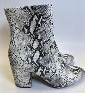 Stivali corti Madden Girl Elroy finta pelle di serpente taglia 9 elasticizzati zip tacco a blocco - Foto 1 di 8